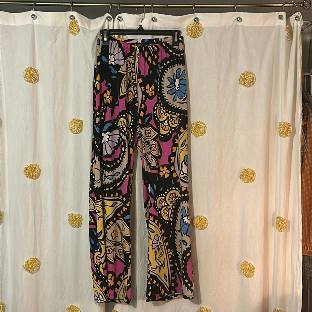 These cute boho polyester pants can go with anything. Size medium. Very flowy.